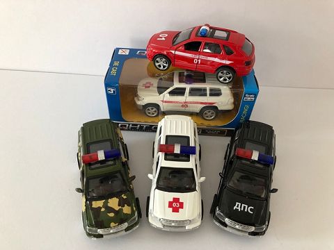 1:32 Toyota domineering alloy recoil force + Russian car, 4 door opening (window box, one color mixed)