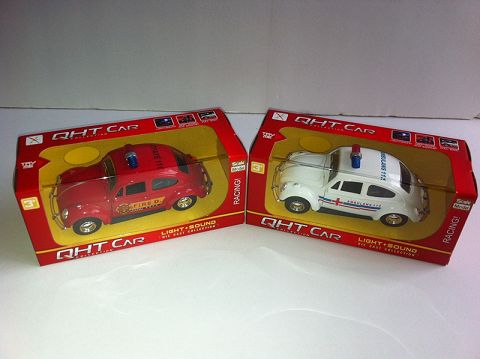 1:32 alloy resilience old car fire truck three doors, front light with sound and light (window box a two-color hybrid)