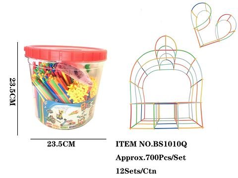 About 700 pieces of straw splicing blocks